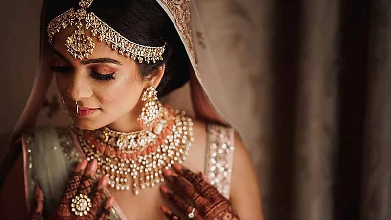 خمسيني يتزوج خطيبة ابنه قبل أيام من زفافها