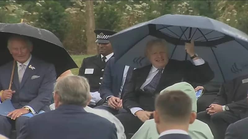 بالفيديو.. رئيس الوزراء البريطاني يتعرض لموقف مضحك بسبب مظلته