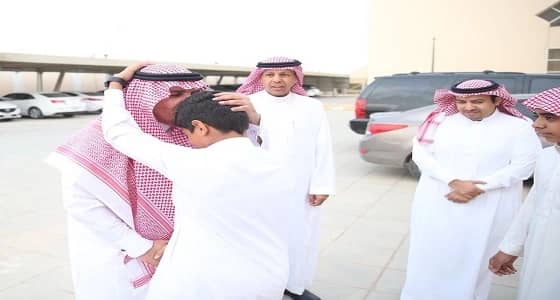 بعد موقفه البطولي.. مدير تعليم الرياض يكرم الطالب " العتيك " ويقبل رأسه
