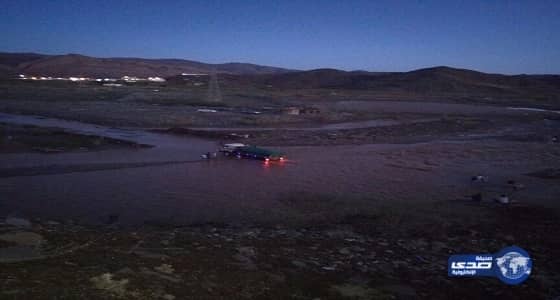 بالصور..سيول وادي الحفياء تقطع الطرق وتمنع الاهالي من الخروج