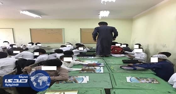 الطلاب يجلسون فوق الطاولات بسبب تكدس الفصول.. ومغردون: " التعليم للهاوية "