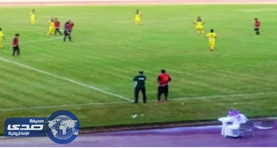 مواقف محرجة.. لغة الإشارة تحل مكان لوحة التبديل في ملعب بريدة