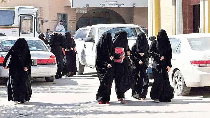 طالبات يناشدن بتعميم قرار إحضار الجوال في المدارس