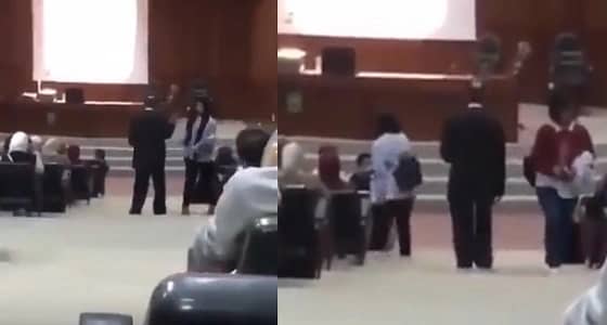 بالفيديو.. رد فعل صادم لدكتور جامعي شاهد طالبة تتحدث بالهاتف