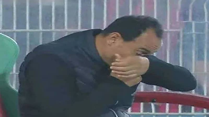 مدرب يتلقى خبر وفاة والدته أثناء مباراة فريقه