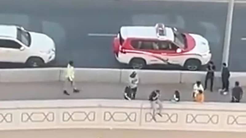 بالفيديو.. الشرطة تنقذ شابًا حاول الانتحار بسبب ضائقة مالية