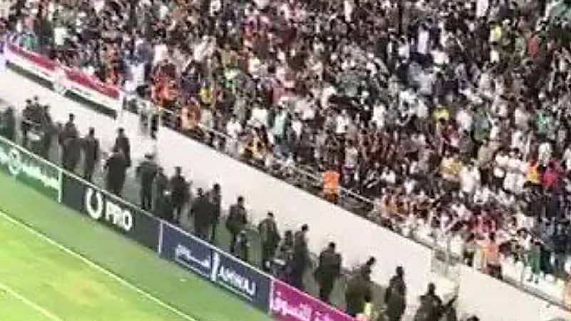 مدرجات مباراة العراق وإيران تتحول لمعركة بين الجماهير تسببت بتدخل قوات الحشد .. فيديو