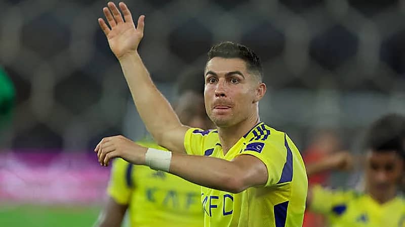 رونالدو يفوز بجائزة الحذاء الذهبي .. فيديو