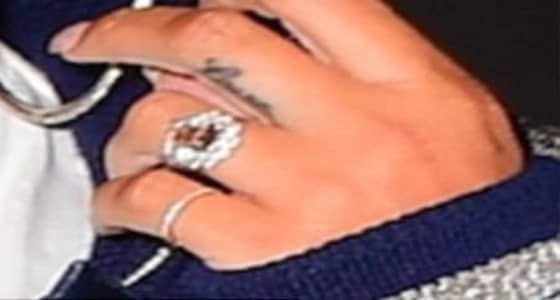 خاتم ماسي بيد " ريهانا " يثير التساؤلات