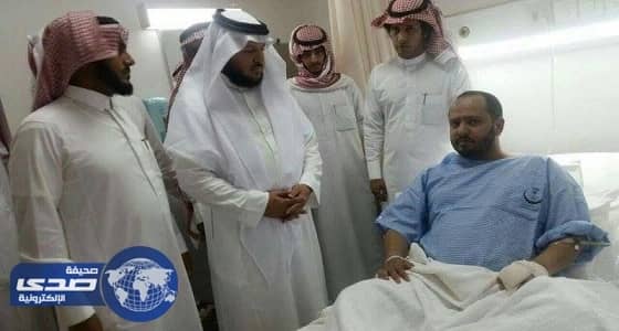 مدير تعليم الطائف يطمئن على المُعلم المُصاب بطلق ناري