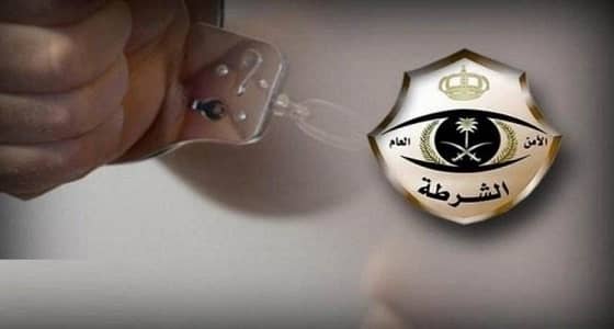 الإطاحة بشخص اعتدى على مقيم وألقاه وسط الطريق بمكة المكرمة