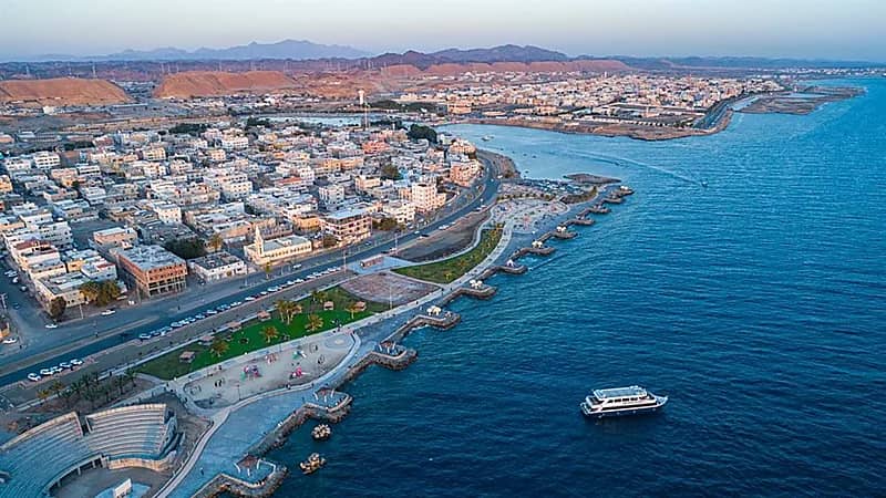 شاهد.. إطلالة ساحرة للكورنيش الشمالي بضبا الساحلية 