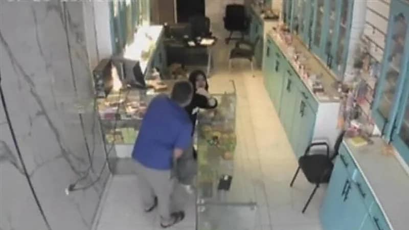 القبض على أب اعتدى بالضرب على ابنته داخل صيدلية