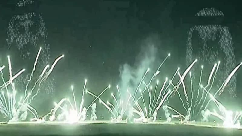 بالفيديو .. صورة خادم الحرمين الشريفين وولي العهد تزينان سماء الرياض