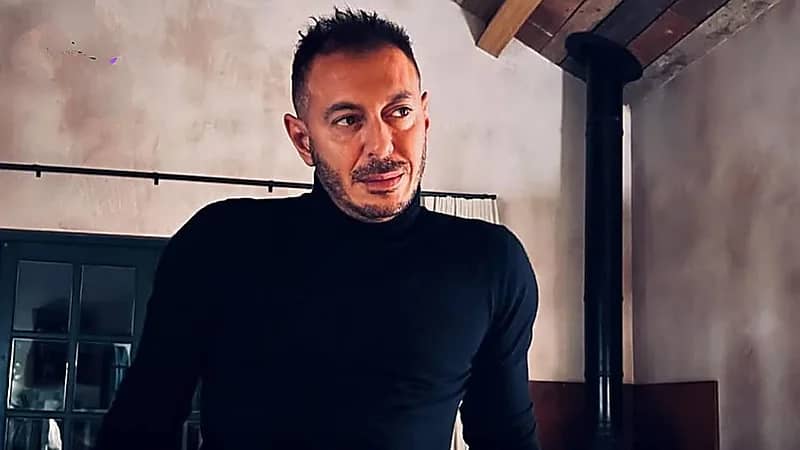 مصطفى شعبان ينهار على الهواء أثناء حديثه عن شقيقه الراحل