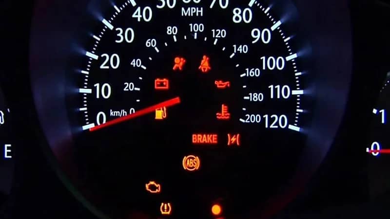 بالصور.. أهم 5 لمبات تحذيرية في طبلون سيارتك