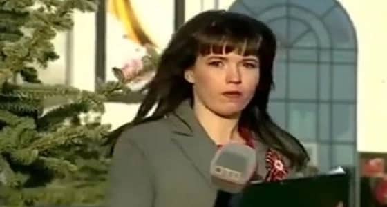 بالفيديو.. رد فعل صادم لمذيعة وجدت نفسها على الهواء مباشرة
