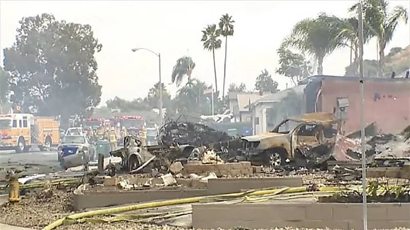 بالفيديو.. سقوط طائرة وسط حي سكني