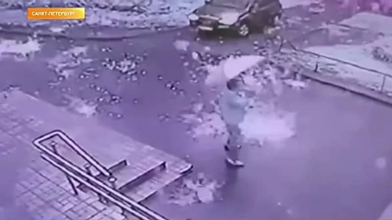 شاهد.. لحظة سقوط أمطار من نار على المارة بالشارع