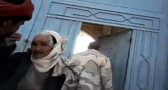 بالفيديو.. مليشيا الحوثي تهين أسرة اللواء علي محسن الأحمر بمنزله في سنحان