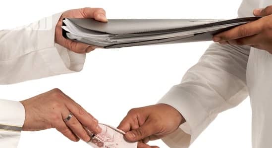 تفاصيل.. عملية الإطاحة بموظفين في بلدية الباحة بسبب التزوير والرشاوي