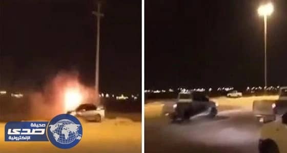 شاهد.. اشتعال سيارة مفحط بعد اصطدام مروع بعامود كهربائي