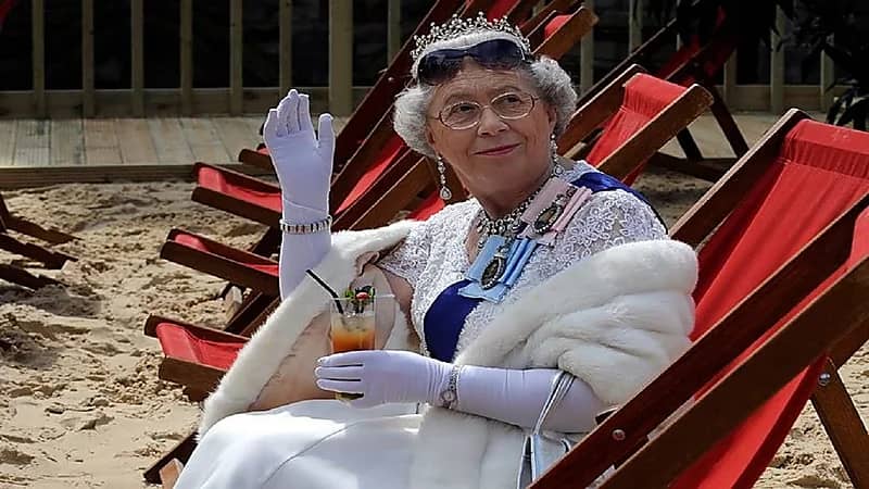 شبيهة الملكة إليزابيث تتخذ قراراً هامًا بعد رحيلها