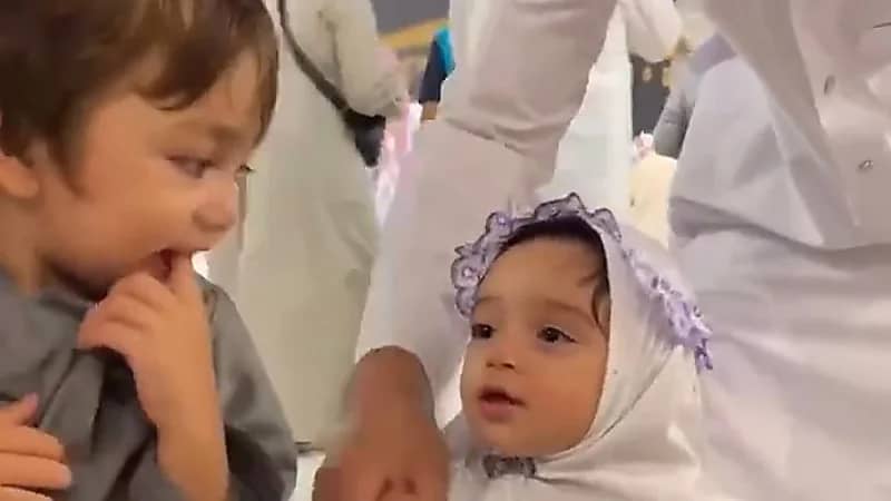 شاهد.. طفل باكستاني يمازح طفلة مصرية بعد الانتهاء من طواف الوداع