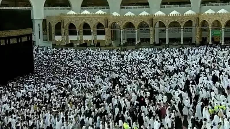 ازدحام المعتمرين في صحن الطواف وسط رعاية جليلة للحفاظ على أمنهم وسلامتهم .. فيديو