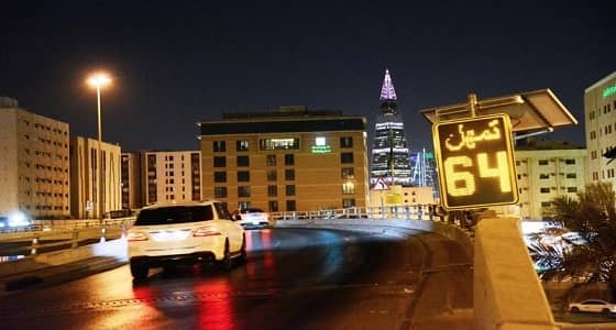 " النقل " تضع شاشات على الطرق لتنبيه السائقين