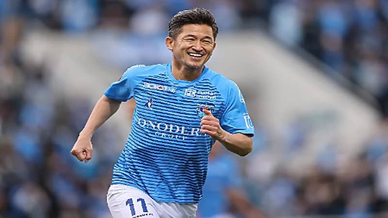 أكبر لاعب محترف في العالم يمدد عقده لعام