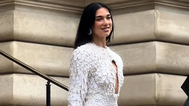 دوا ليبا تتألق في أول حضور لها لدار سكياباريلي.. فيديو وصور