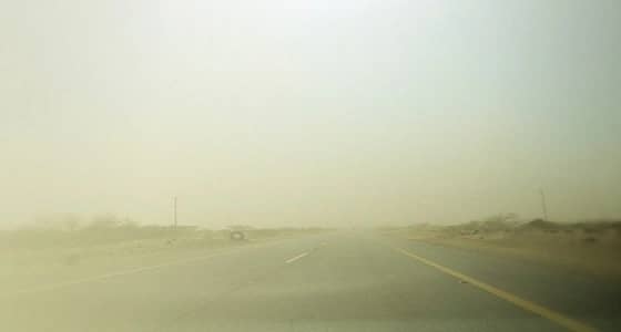 رياح مثيرة للأتربة تعوق الرؤية على طريق الساحل