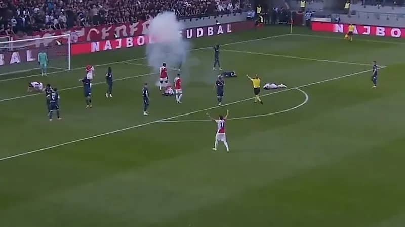 ذعر في نهائي كأس صربيا بعد إلقاء عبوة نارية داخل الملعب .. فيديو