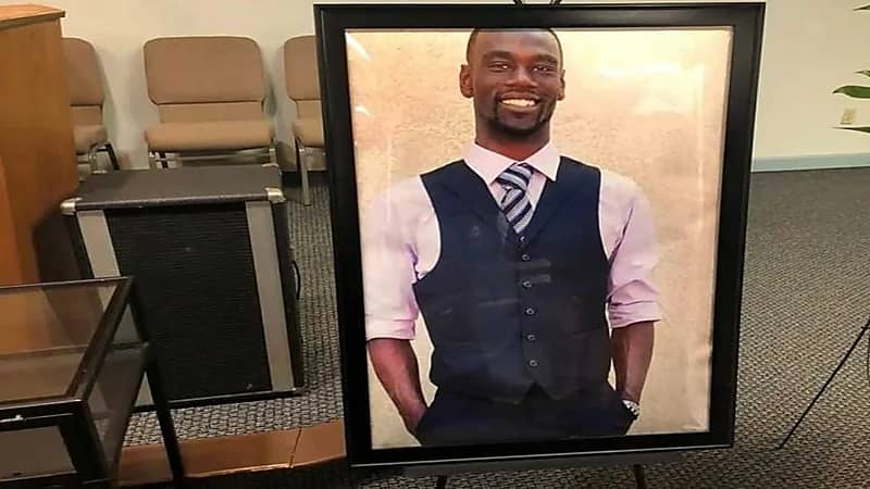 مقتل شاب أسمر يشعل الغضب في أمريكا