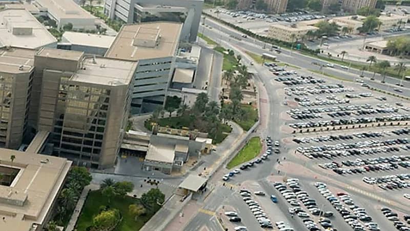 مندوب توصيل ينهي حياة أستاذ جامعي سابق ويطعن زوجته في الظهران