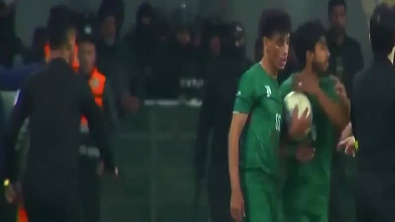 41 حكمًا عراقيًا يعتذرون عن إدارة مباريات الدوري بعد الاعتداء على حسين فلاح .. فيديو