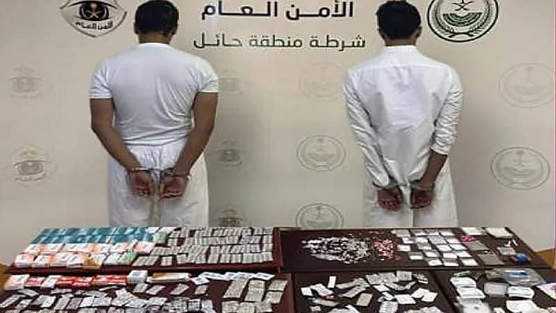 القبض على شخصين لترويجهما مادة الميثامفيتامين المخدر بحائل