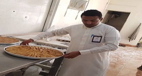 بالصور.. إتلاف 900 كجم من البقلاوة والكنافة بمعمل مجهول شرق جدة