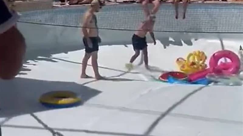 شاهد.. لحظة انشقاق أرضية مسبح فجأة وابتلاع رجل