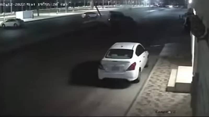 بالفيديو.. سقوط عامود إنارة إثر حادث مروع بين مركبتين بأحد طرق المملكة