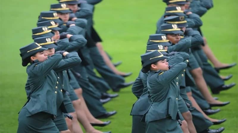 جنديات يظهرن بلباس السباحة بعد عرض عسكري