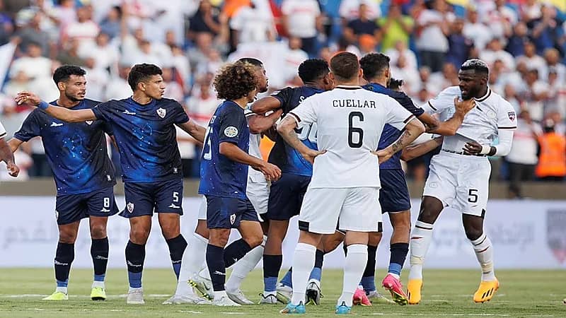 إشتباك بين لاعبي الشباب والزمالك المصري .. فيديو