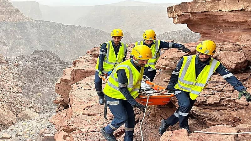 إنقاذ مواطن سقط من مرتفع جبلي بتبوك