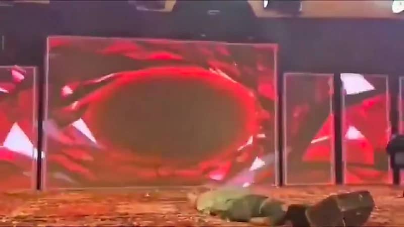 لحظة صادمة لسقوط فتاة بسبب نوبة قلبية على المسرح .. فيديو