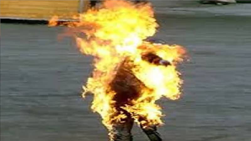 كويتي يشعل النيران في آخر