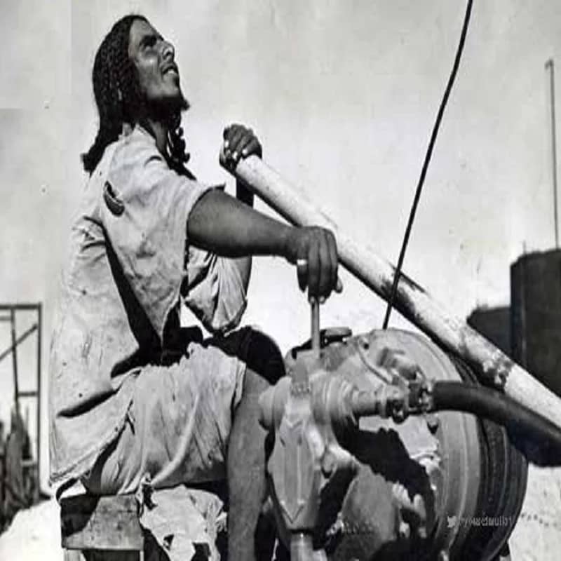 صورة مفعمة بالفخر والاعتزاز لموظف في أرامكو قديما