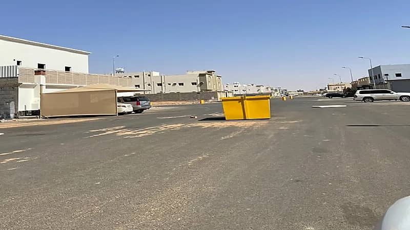 مواطن يشكو وضع حاويات القمامة وسط الشارع بتبوك و"الأمانة" تتفاعل