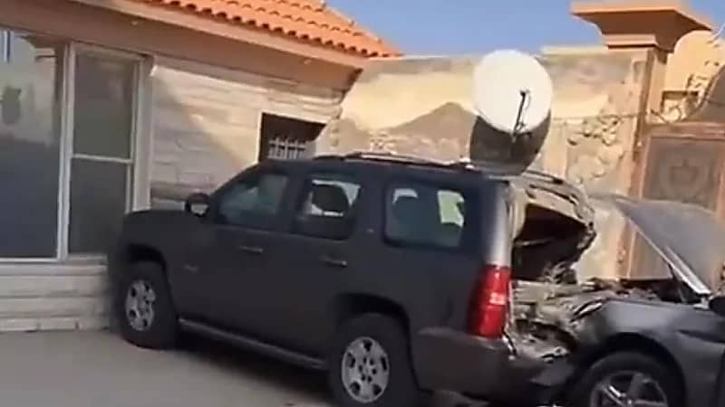 بالفيديو.. مركبة تداهم إحدى المنازل وتتسبب في خسائر كبيرة