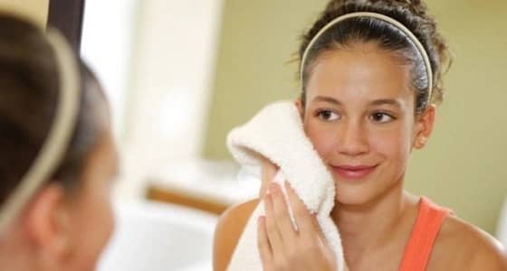 10 أخطاء عند غسل الوجه.. تجنبيها